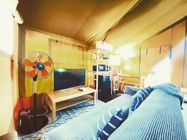 Rembulan Escape - Beachfront Safari Tent Kampung Penarik Buitenkant foto