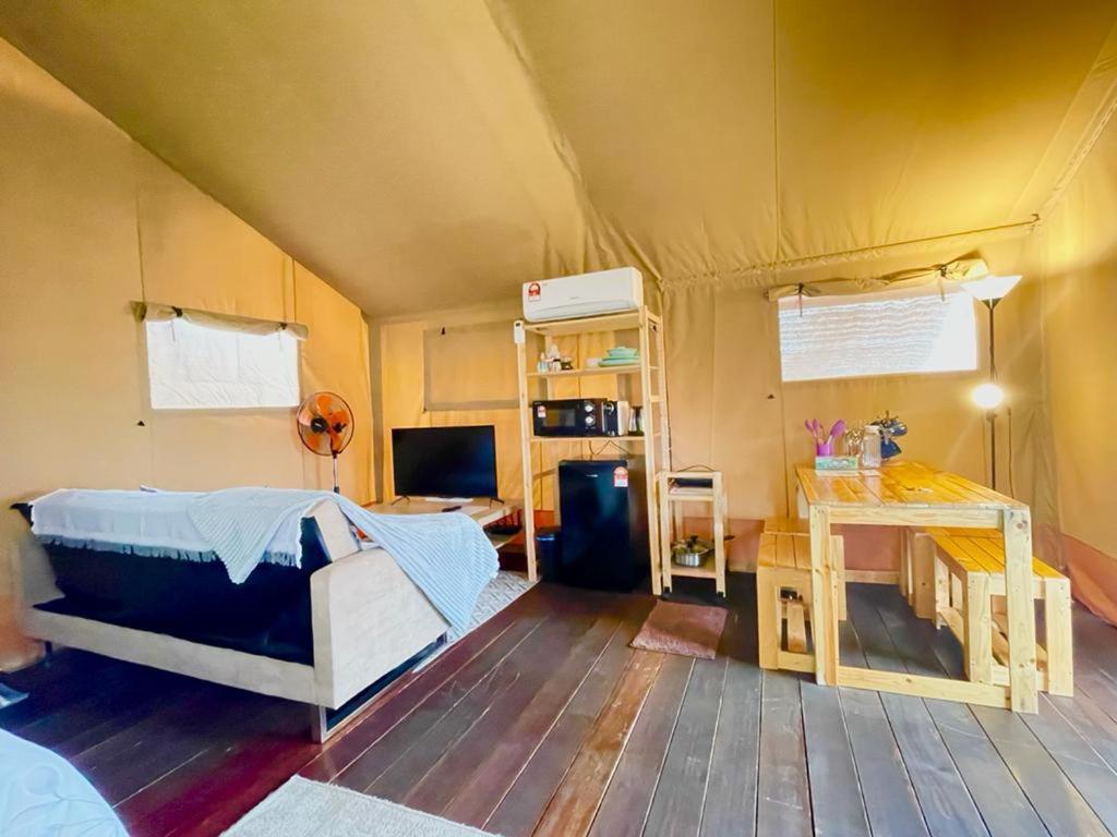 Rembulan Escape - Beachfront Safari Tent Kampung Penarik Buitenkant foto