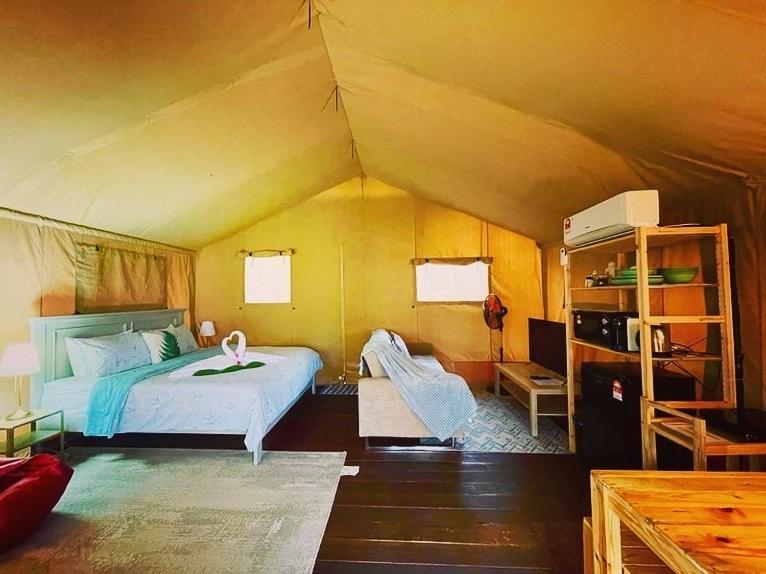 Rembulan Escape - Beachfront Safari Tent Kampung Penarik Buitenkant foto