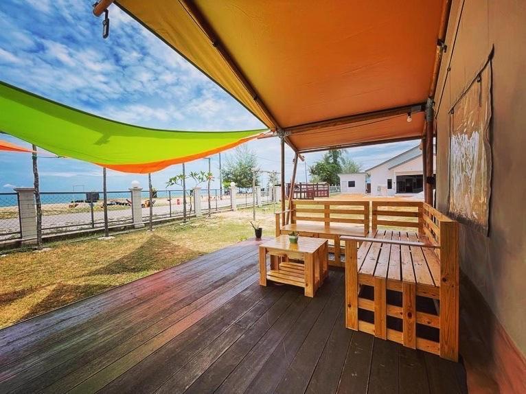 Rembulan Escape - Beachfront Safari Tent Kampung Penarik Buitenkant foto